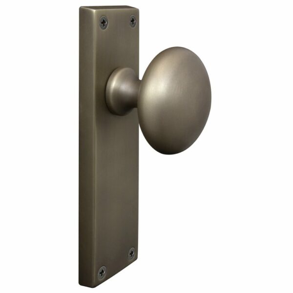 Windsor Sutton Knobs On Plain Plate With Latch